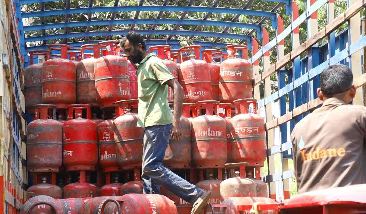 रूल चेंज: पेंशन, टैक्स से लेकर LPG तक—1 दिसंबर से लागू हो रहे ये 5 बड़े बदलाव, आपकी जेब पर सीधे पड़ सकता है असर.