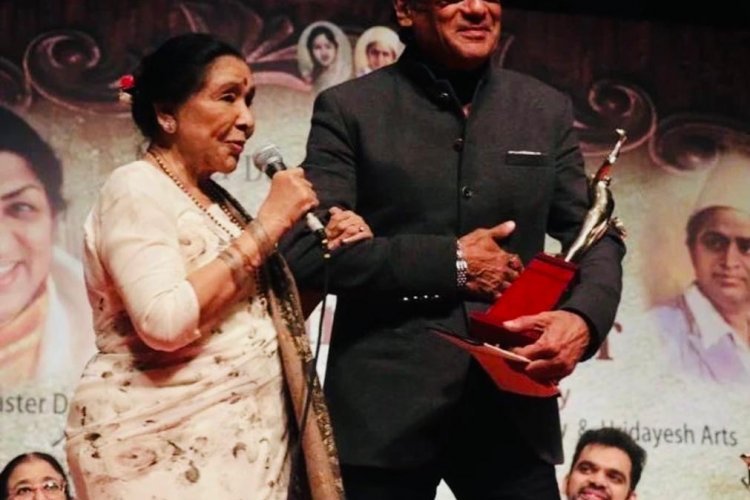 जैकी की फिल्म "लाइफ ईज गुड" के लिये आशा भोसले ने पहली बार सिम्फनी के लिये आवाज दी