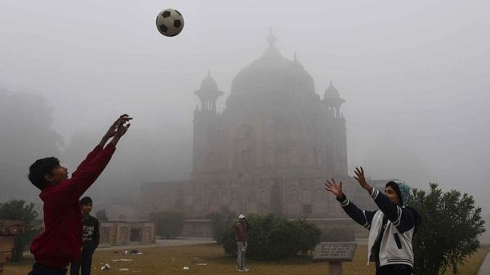 Cold wave in Delhi intensifies with early morning rain; intense chill likely to persist next week