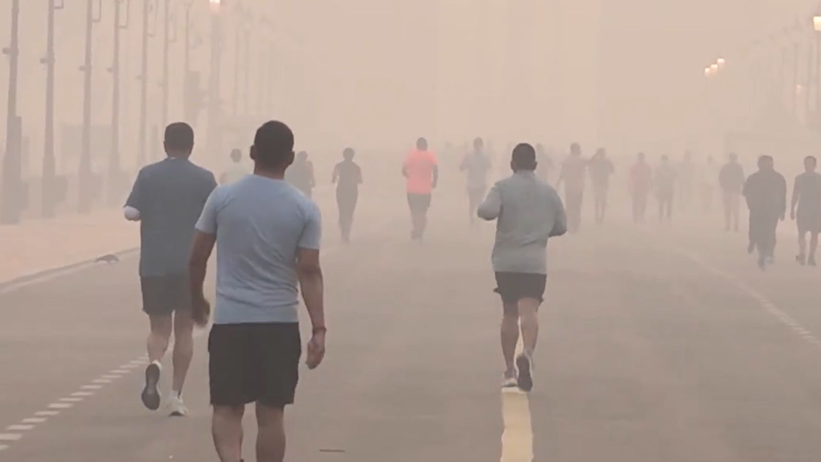 Delhi edges closer to ‘severe’ air quality with AQI at 373; Mumbai in ‘moderate’ category