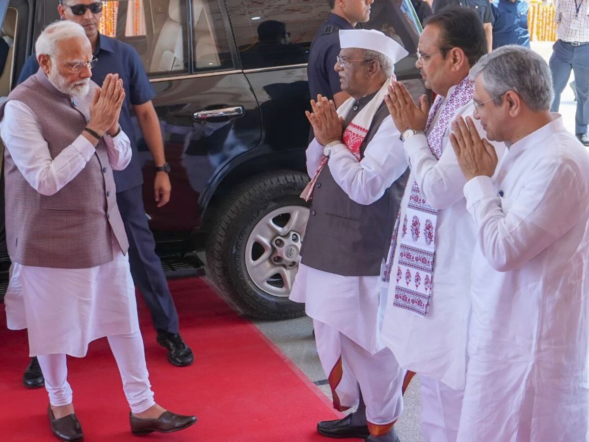 बीकानेर में बोले PM मोदी- हमारा एयरबेस सुरक्षित, पाकिस्तान का एयरबेस ICU में पड़ा है!