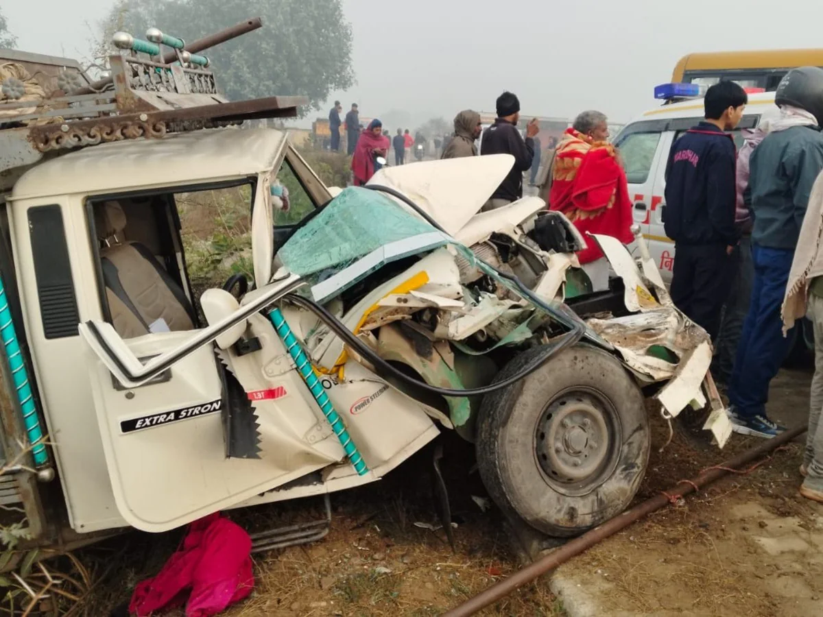 राजस्थान के अलवर में स्कूल बस और पिकअप की टक्कर, ड्राइवर की हालत गंभीर; 3 बच्चों को भी हल्की चोटें