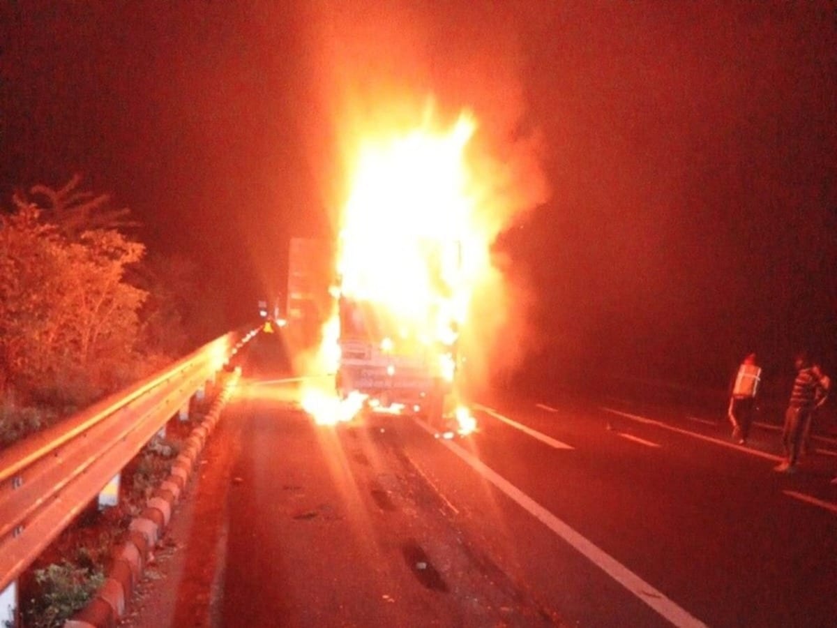 दिल्ली-मुम्बई एक्सप्रेसवे पर एक्सीडेंट के बाद पिकअप गाड़ी में लगी आग; 3 लोग जिंदा जलकर मरे