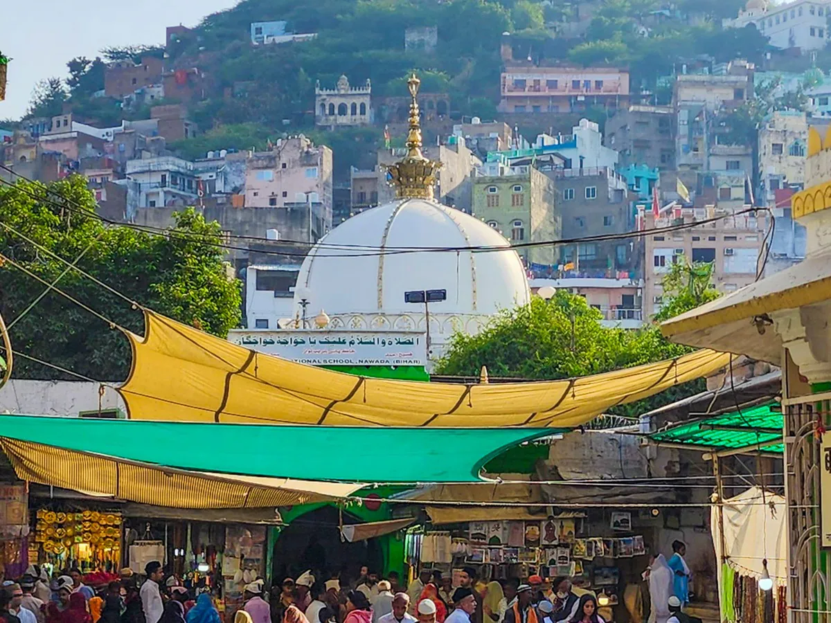 अजमेर दरगाह के खादिमों ने की बांग्लादेश हिंसा की निंदा, लेकिन भारत का भी ले लिया नाम