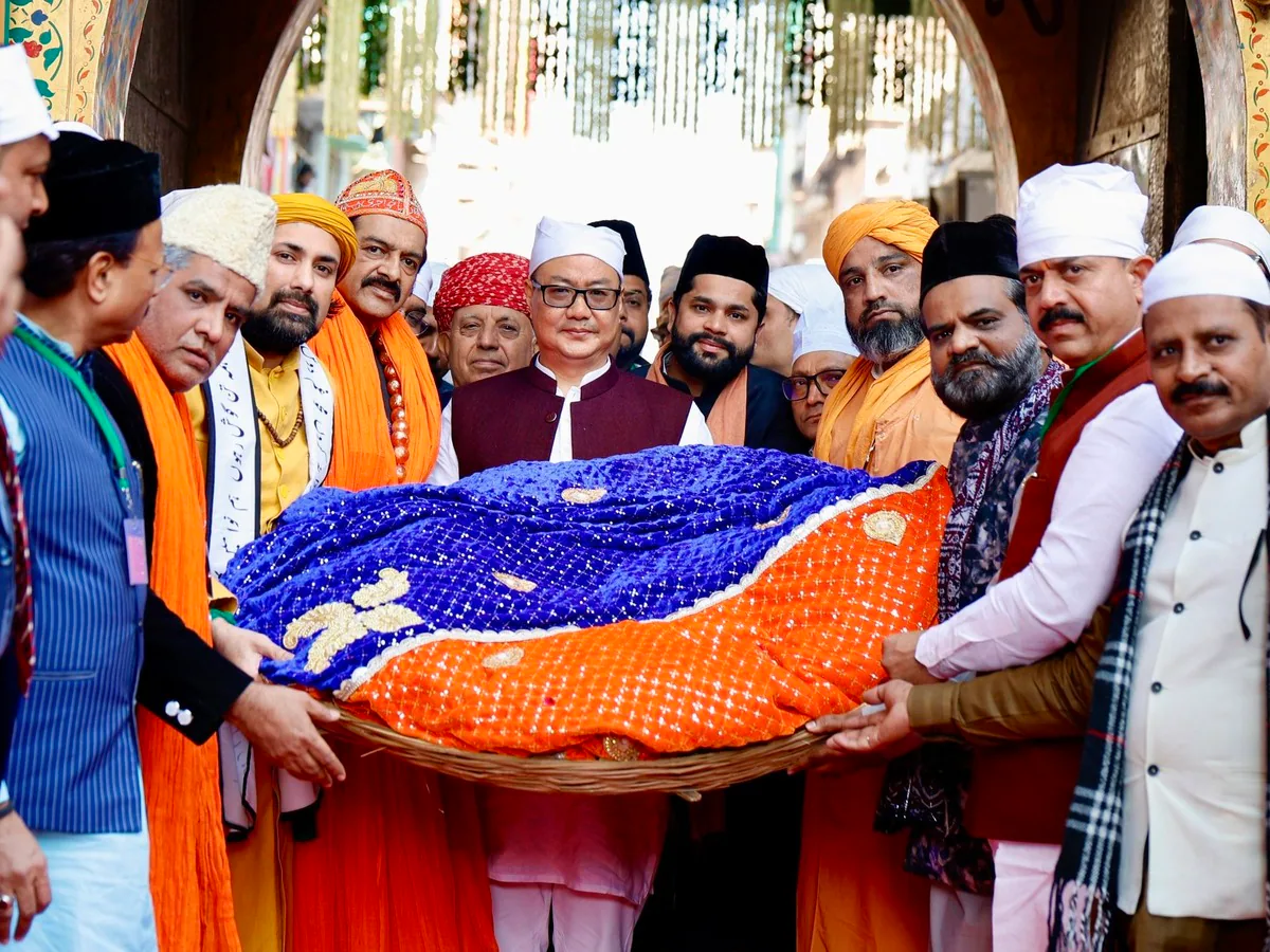 अजमेर दरगाह के 814वें उर्स पर पीएम मोदी की ओर से चादर पेश, किरेन रिजिजू ने बुलंद दरवाजे पर पढ़ा PM  का संदेश