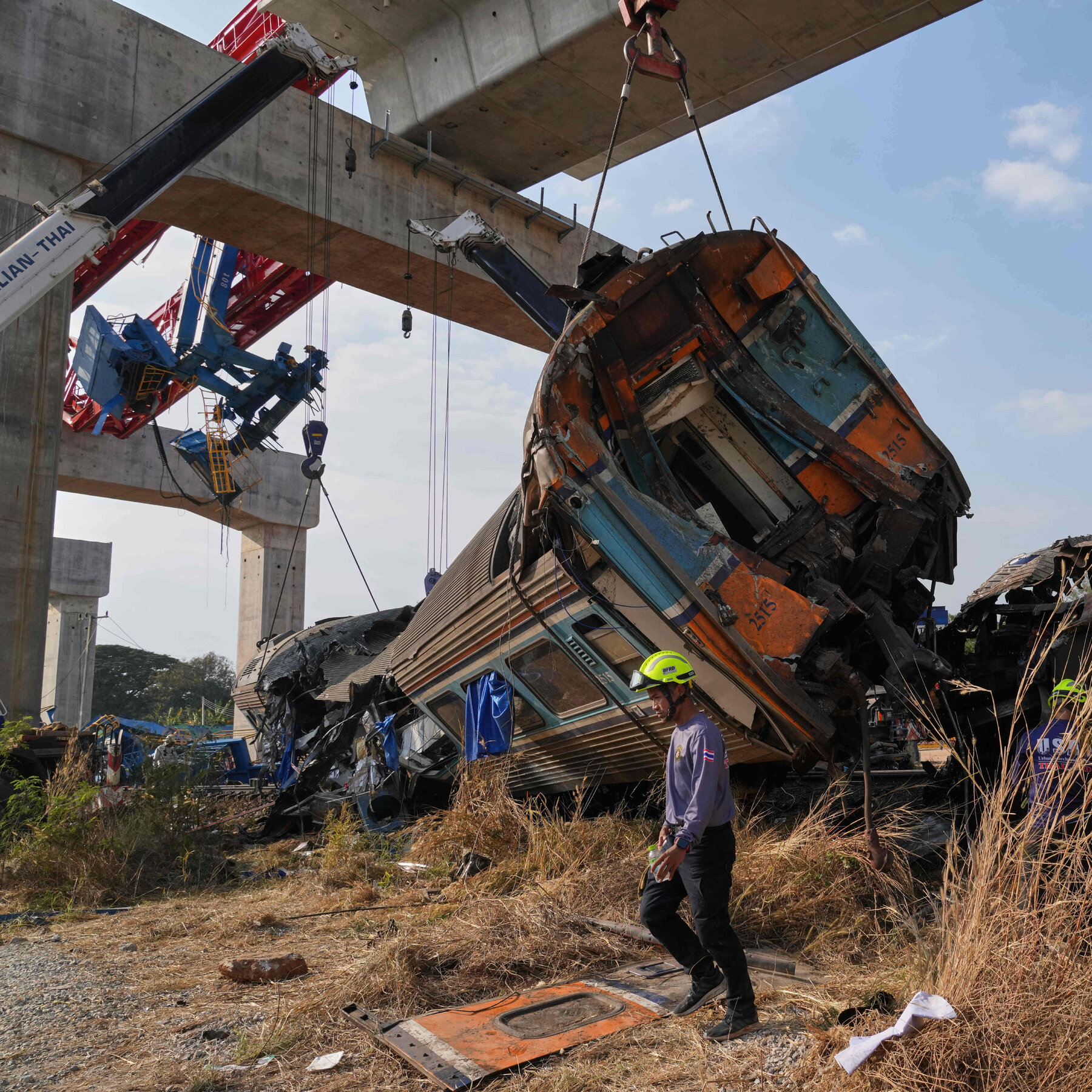 Crane Falls on Passenger Train in Thailand, Killing at Least 32