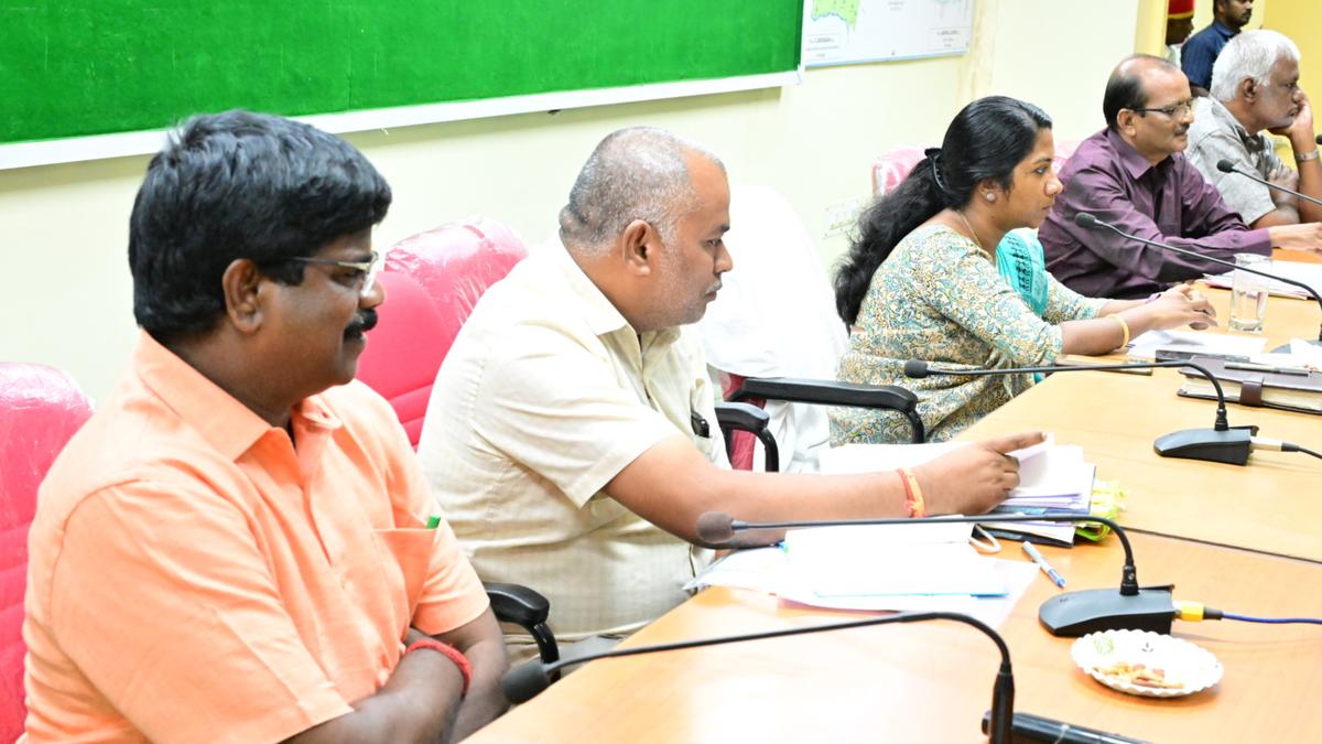 Mango growers demand uniform relief of ₹30,000 per acre, fixed prices at tripartite meeting in Krishnagiri