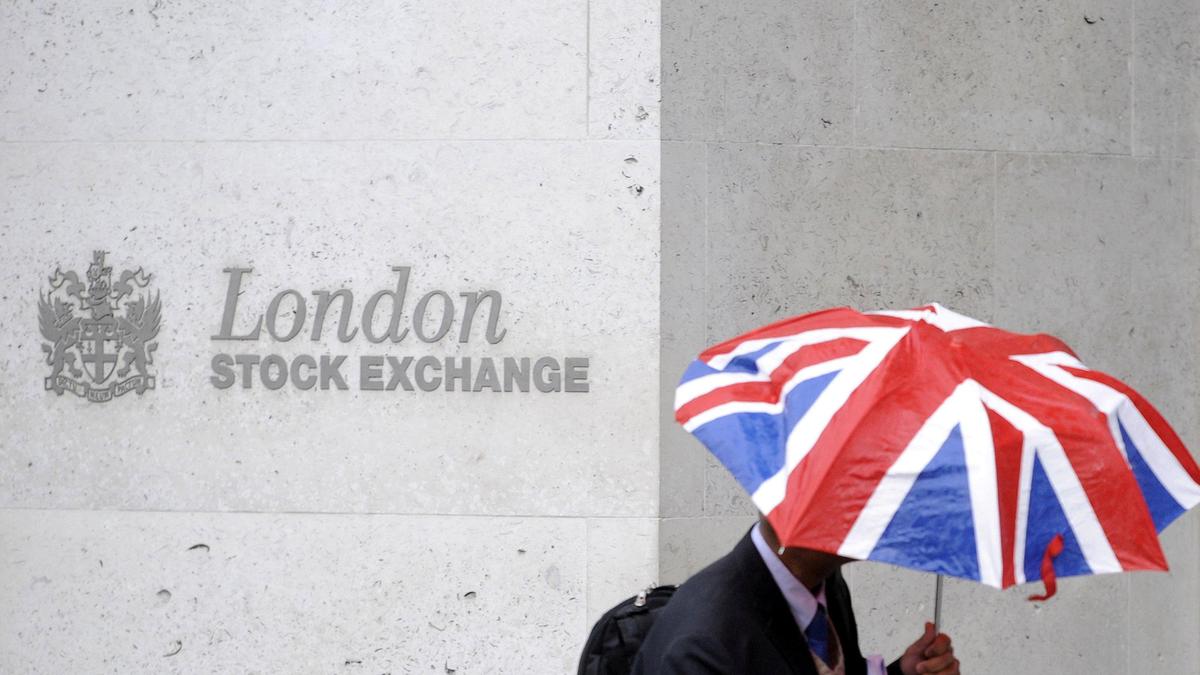 London stock markets tops 10,000 points for first time