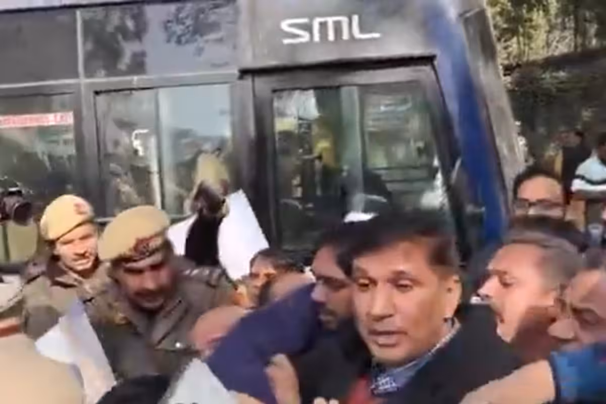 Delhi Police Detains AAP Leaders Protesting Against BJP Over Atishi's Assembly Video