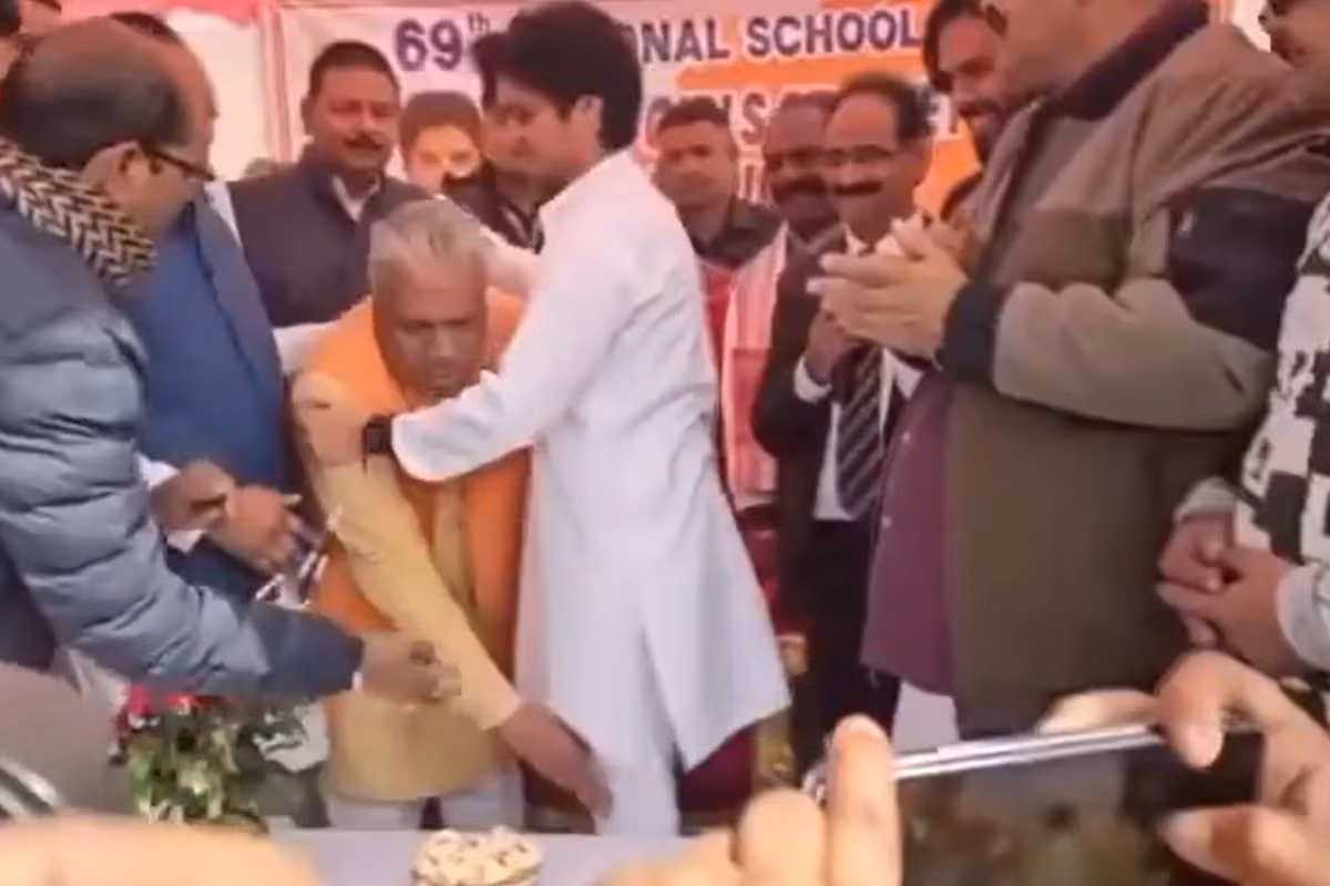 73-Year-Old BJP MLA Touches Feet Of Jyotiraditya Scindia's 31-Year-Old Son | Video