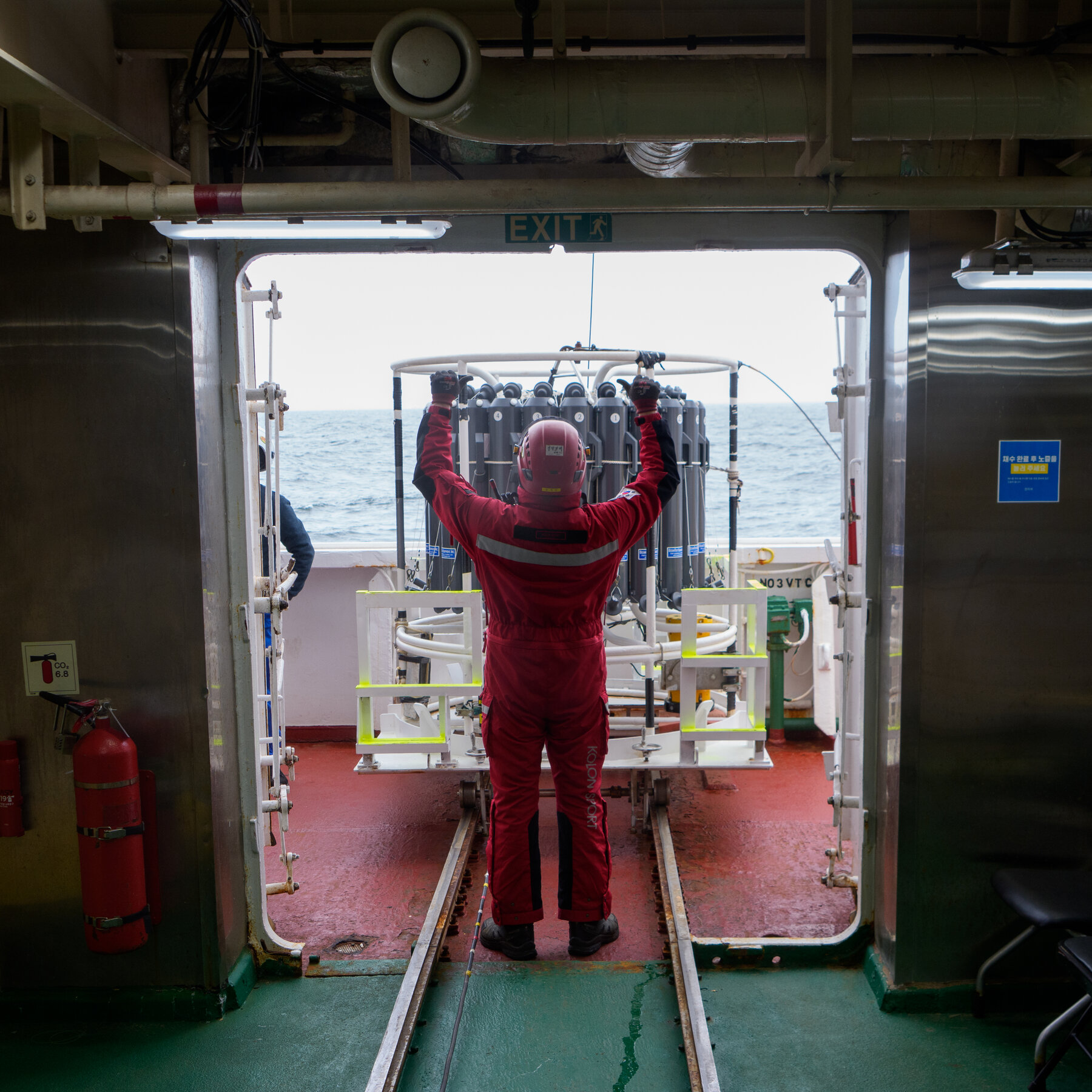 The Icebreaker Araon Reaches the Thwaites Glacier