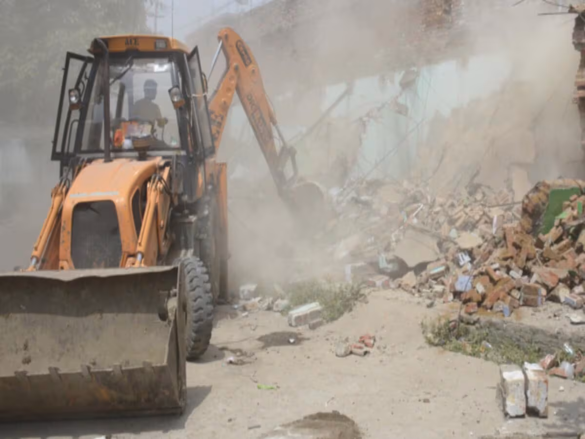 कोटा में हिस्ट्रीशीटर आदिल मिर्जा के घर पर चला बुलडोजर, 225 गज का मकान जमींदोज
