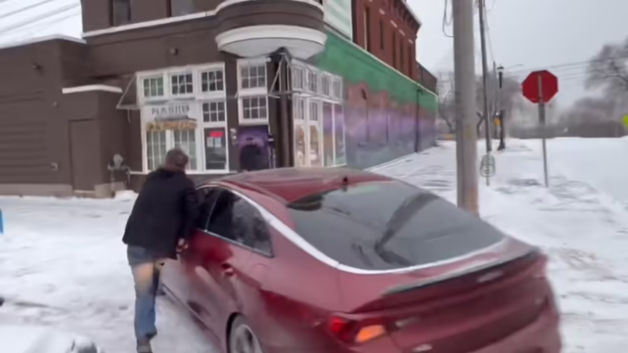 'Dragged down sidewalk': US influencer 'robbed' by Somali thugs; incident caught on cam