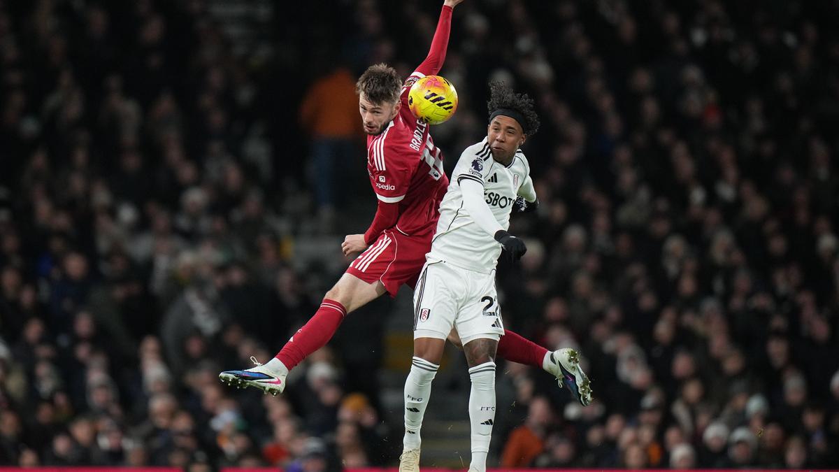 Liverpool denied at Fulham by Reed screamer, Manchester ​United held at Leeds