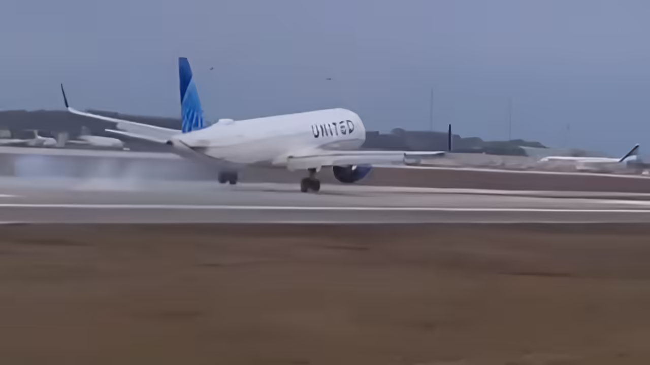 'Mechanical issue': United flight narrowly avoids crash landing in Orlando; videos shows close-call