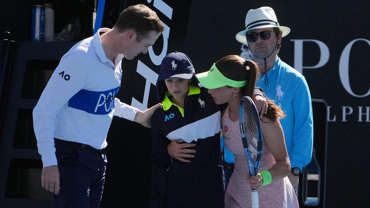 Australian Open 2026: Ball girl collapses due to heat as players rush to help