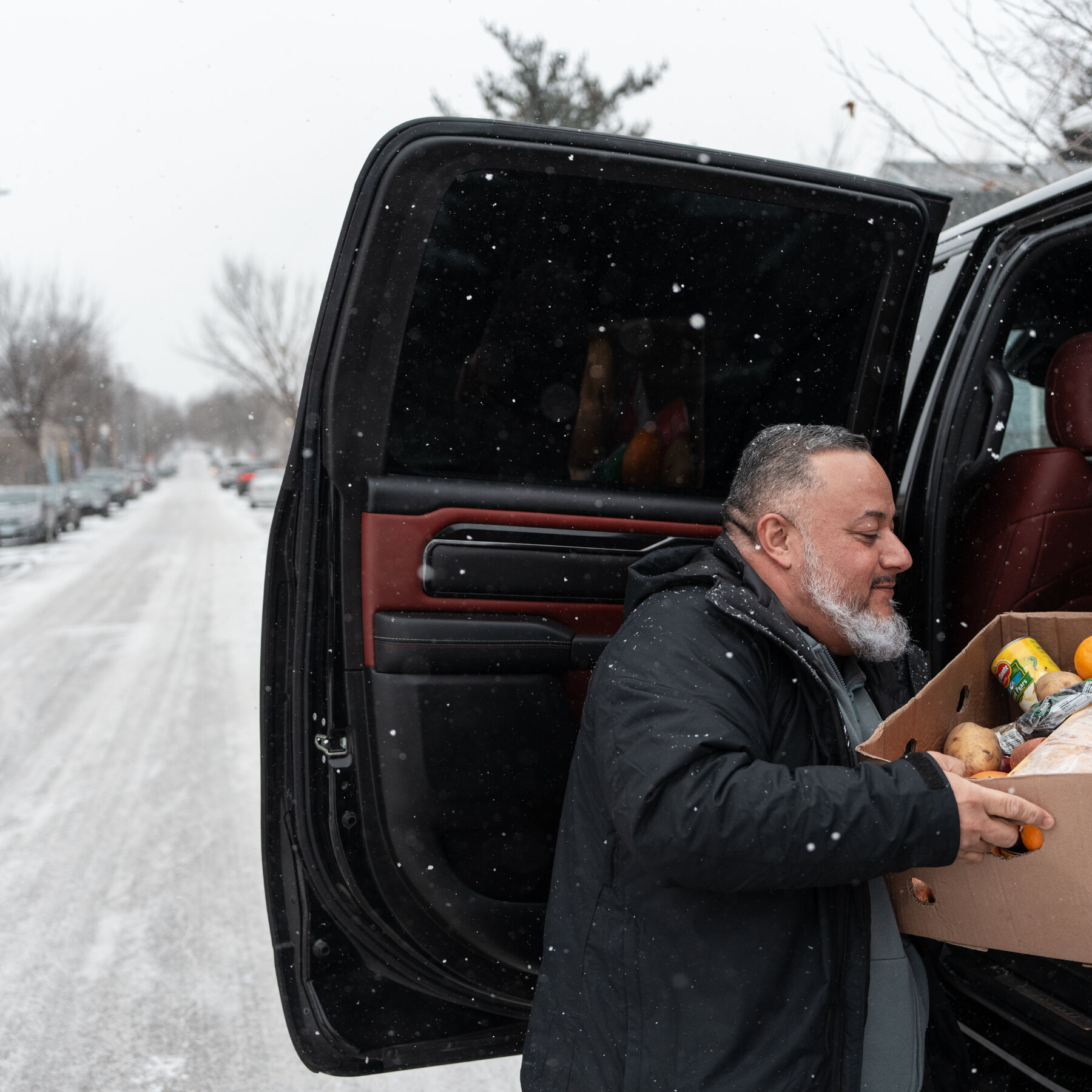 Volunteers in Minnesota Deliver Groceries So Immigrants Can Hide at Home