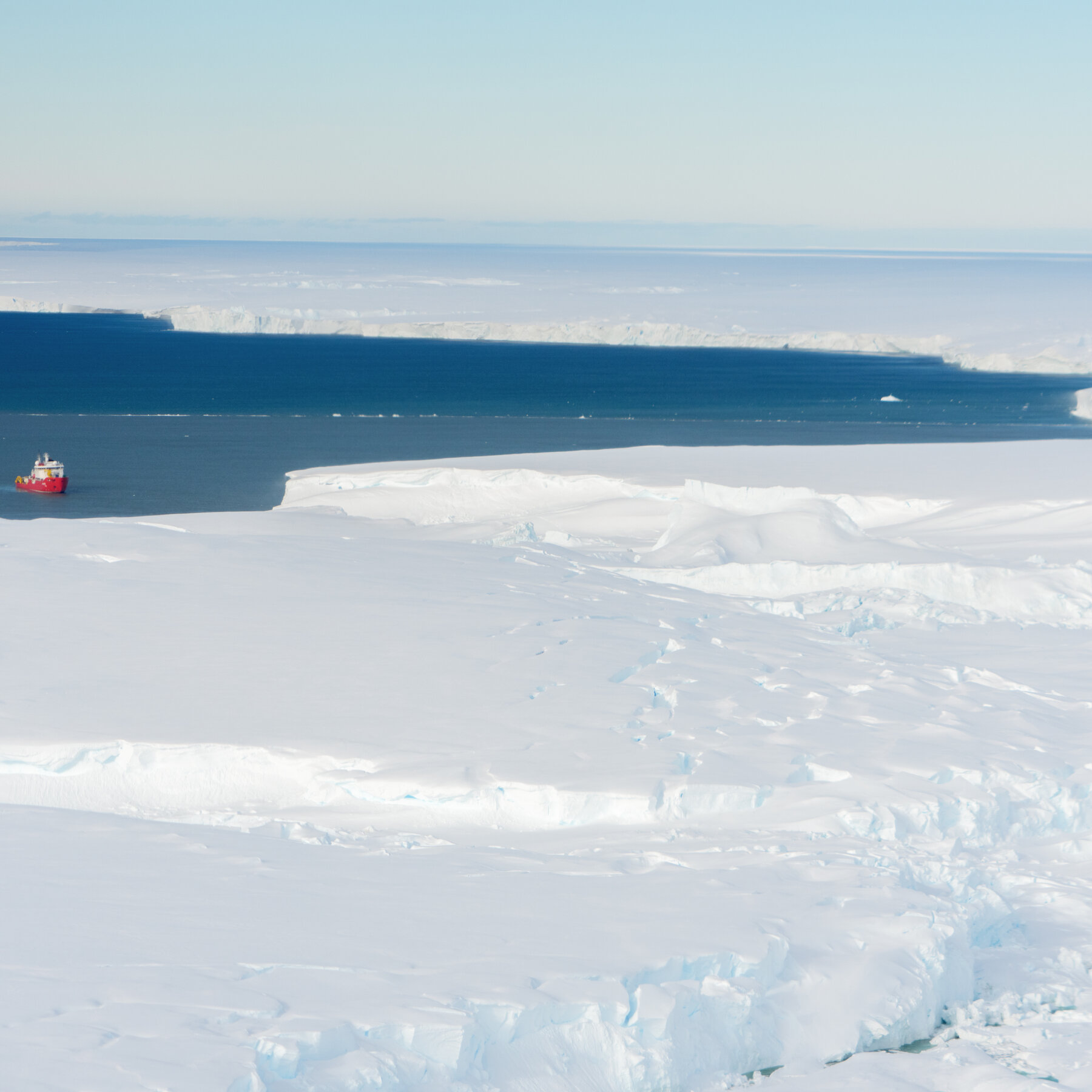 At last, the team pitches tents on the Thwaites Glacier.