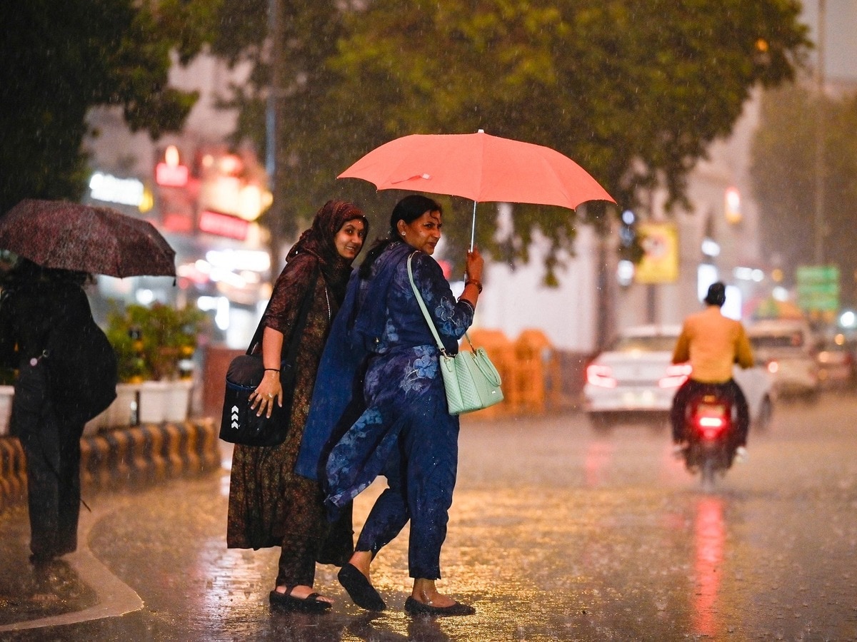 दिल्ली-एनसीआर में तेज हवाओं से बदला मौसम, थोड़ी देर में हो सकती है बारिश