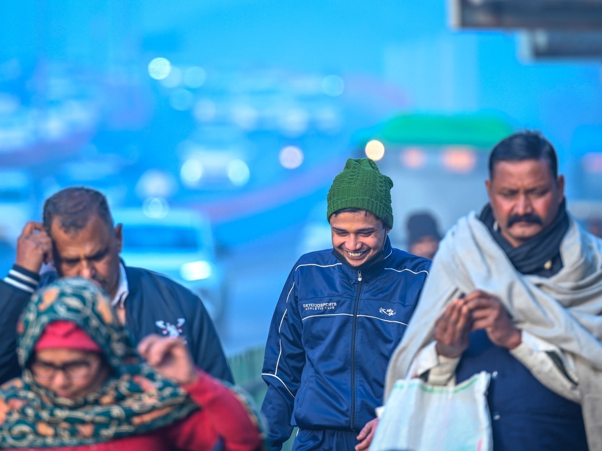 Weather Today: कड़कती ठंड में चलेगी तेज हवा, UP से दिल्ली तक बारिश का अलर्ट; जानें IMD अपडेट