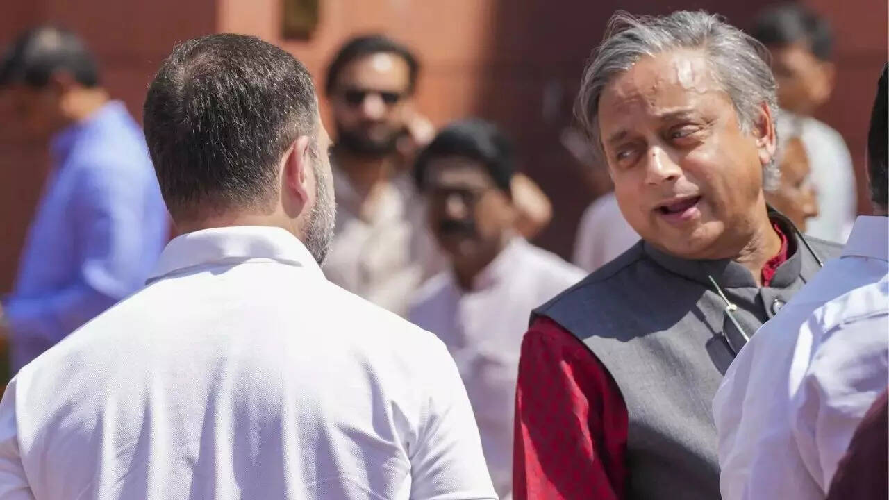 Tharoor not 'relevant'? Congress neta's big attack as Kerala MP skips key poll meet