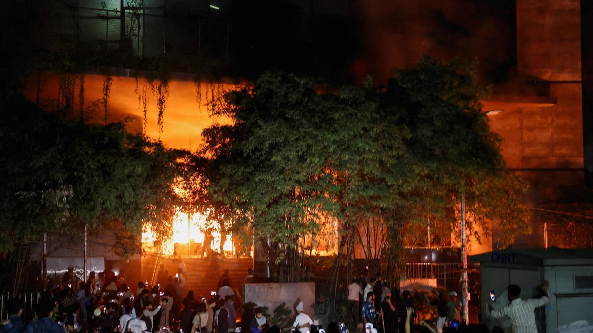 Bangladesh Uprising Leader Dies in Singapore; Yunus Appeals for Peace