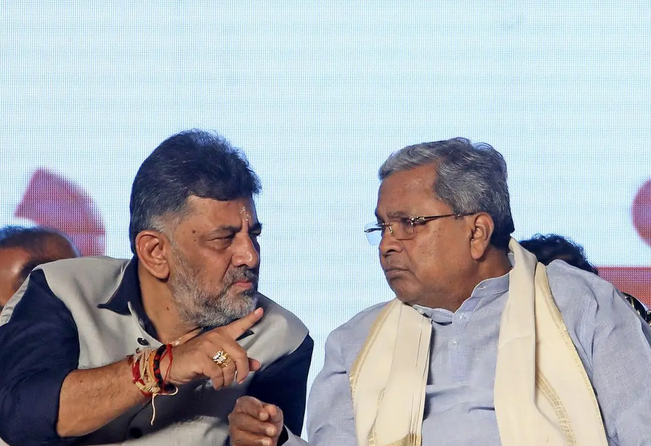 कर्नाटक कांग्रेस संकट: कुर्सी की रार के बीच सिद्धारमैया दिल्ली, डीके शिवकुमार मुंबई में, PM मोदी कर्नाटक में होंगे